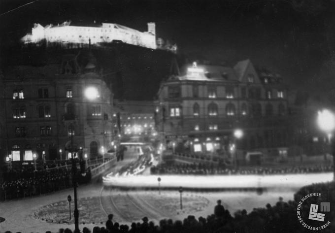 Večerna procesija na Tromostovju v okviru žalnih slovesnosti ob smrti Antona Korošca | Foto: neznan, hrani: Muzej novejše zgodovine Slovenije