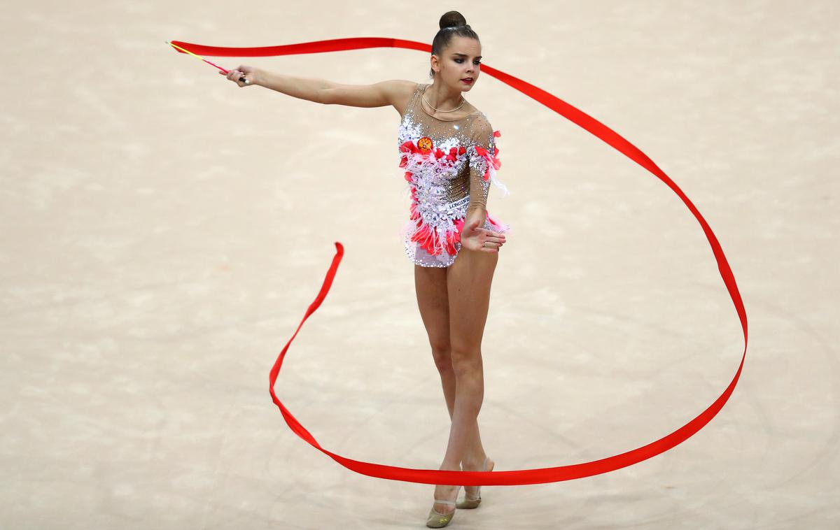 Dina Averina | Dina Averina je postala kraljica mnogoboja, zdaj pa so Rusinje osvojile še naslov prvakinj v skupinskih sestavah. | Foto Getty Images