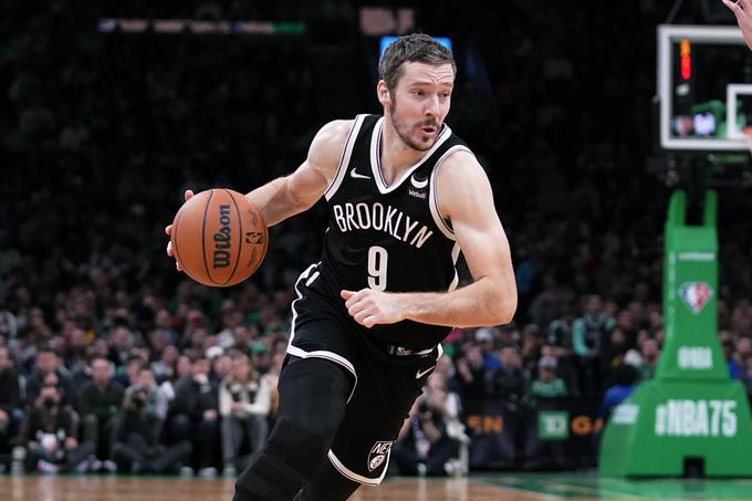 Goran Dragić je v tej sezoni za Brooklyn Nets odigral 16 tekem. Na njih je v povprečju dosegal 7,3 točke in 4,8 asistence. Tokrat ni mogel pomagati svoji ekipi. | Foto: Guliverimage/Vladimir Fedorenko