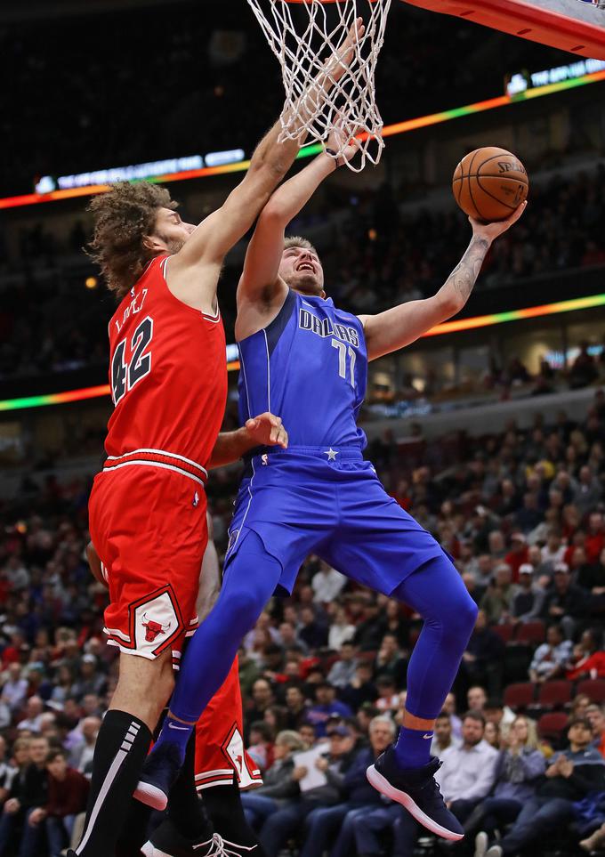 Luka Dončić in Robin Lopez v dvoboju na tekmi v Chicagu. | Foto: Guliverimage/Getty Images