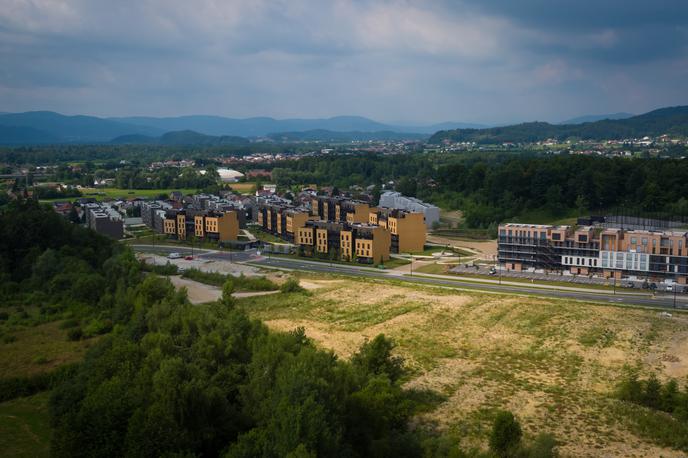 Zemljišče za novo sosesko Novo Brdo v Ljubljani | Člani odbora DZ za infrastrukturo, okolje in prostor so predlog državnega sveta zavrnili. Miroslav Gregorič (Svoboda) je v obrazložitvi glasu sicer podprl stališče vlade, je pa ocenil, da se bo morala vlada "lotiti resne novele gradbene zakonodaje". | Foto STA