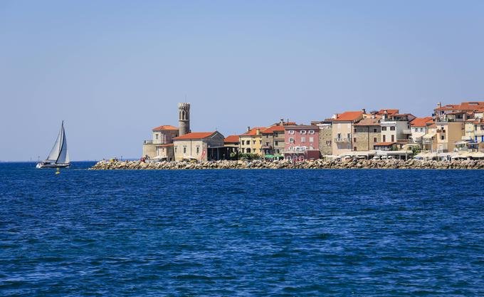 Etnično in jezikovno se je slovensko-italijanska oziroma – če smo natančni – slovensko-romanska meja oblikovala v srednjem veku. Slovenci smo poselili tudi obalo ob Tržaškem zalivu med Štivanom pri reki Timav in Miljami (Trst je bil le romanska enklava na tej slovenski obali), od Milj do Savudrije pa je bil ozek obalni pas romanski (Koper, Izola in Piran so bila romansko govoreča mesta), neposredno zaledje pa slovensko. Z londonskim sporazumom leta 1954 je starodavna slovenska obala prišla pod Italijo, Koper, Izola in Piran pa so postali del Slovenije in s tem slovenski izhod na morje. | Foto: Guliverimage