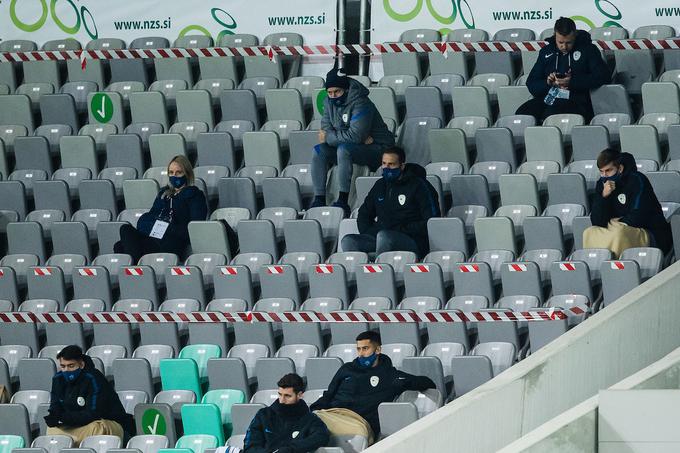 Jan Oblak (v sredini) je dvoboj s Kosovom spremljal s tribun. | Foto: Grega Valančič/Sportida