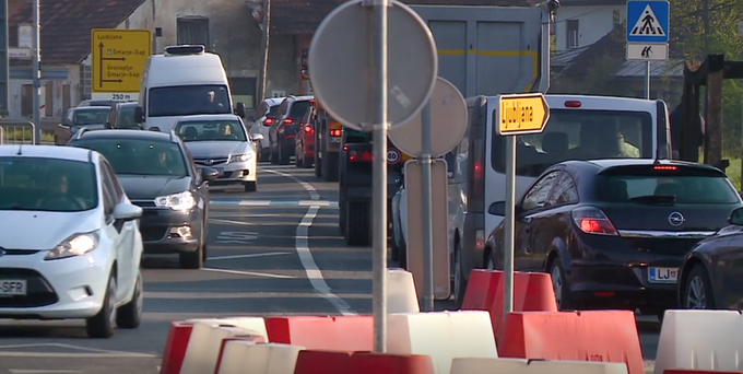 Ižanska cesta se v času prometnih konic utaplja v pločevini. Skozi ozko križišče se v eni uri zgrne tudi 500 vozil. | Foto: Planet TV