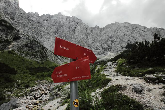 V dolini Vrata bo še vedno parkirišče za 150 vozil in dodatnih 38 pri slapu Peričnik, ko pa se bo kvota zapolnila, bodo obiskovalci svoje jeklene konjičke morali pustiti v Mojstrani in se v množično obiskano dolino podati z javnim prevozom, kolesom ali peš. | Foto: Daniel Novakovič/STA