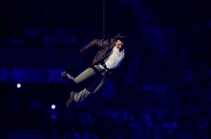 Hollywoodski zvezdnik Tom Cruise se je takole spustil s strehe stadiona. | Foto: Reuters