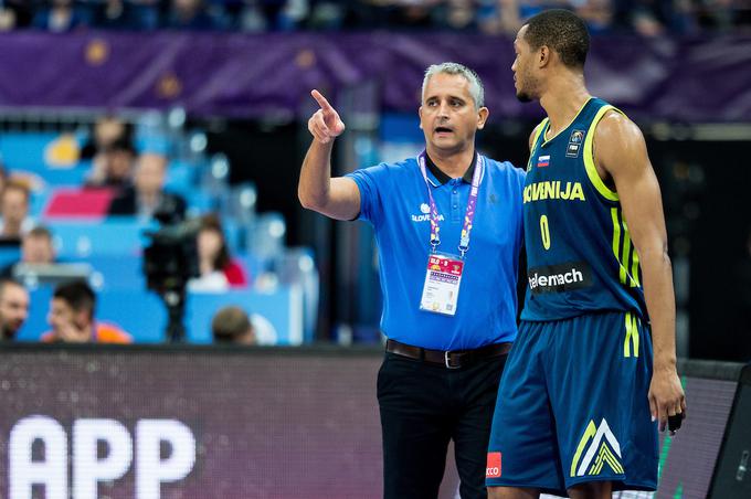 Igor Kokoškov in Anthony Randolph sta zmotila Litovca Mindaugasa Špokasa. | Foto: Vid Ponikvar