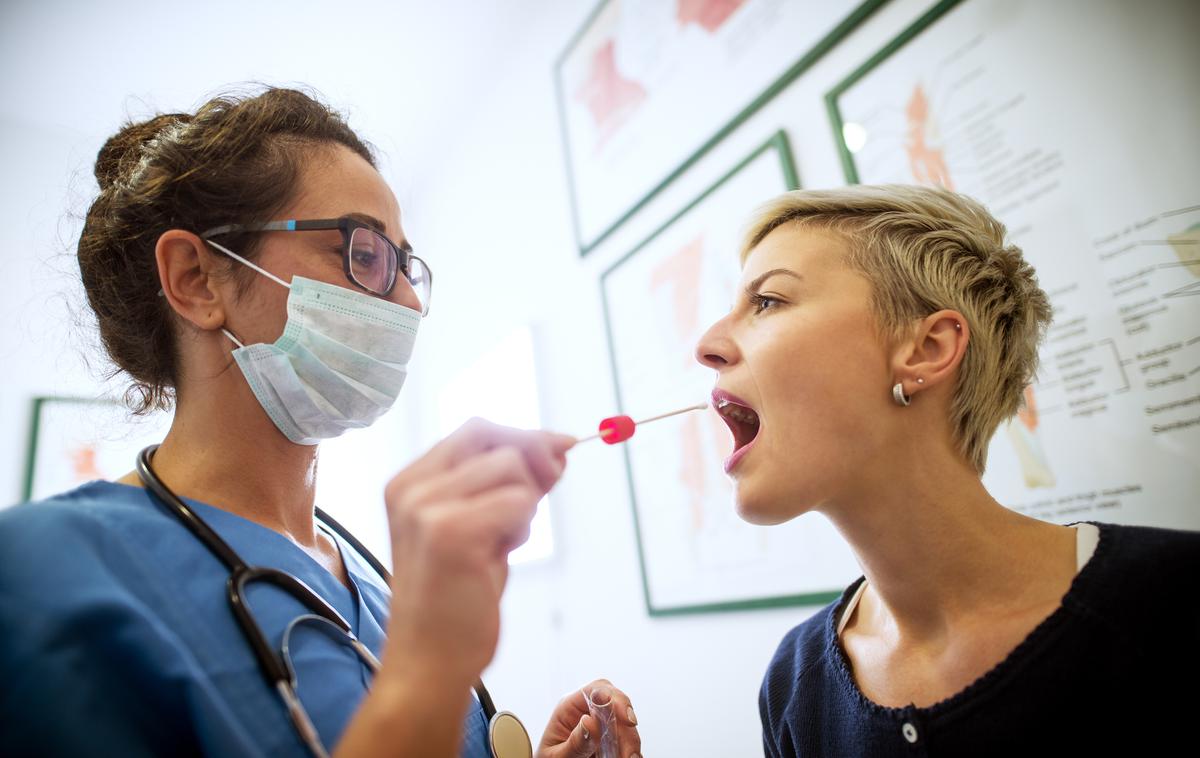 Koronavirus, maska, zaščita, oprema | Odvzem kužnega brisa bo potekal na šestnajstih lokacijah po državi. | Foto Getty Images