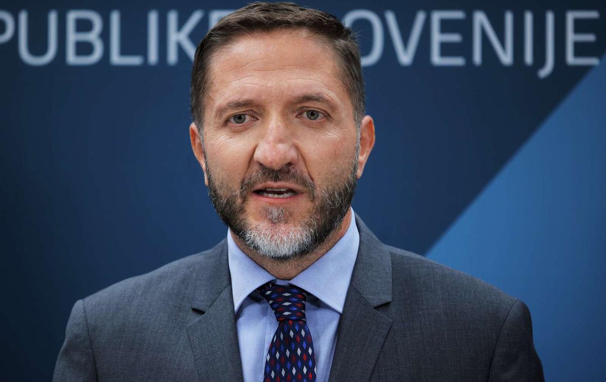 Klemen Boštjančič | Od skupaj 300 milijonov evrov predvidene letne vsote so razdelili 28 milijonov državne jamstvene kvote. "Izkupiček je nikakršen," je danes v DZ dejal Boštjančič. | Foto STA