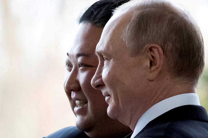 Kim Jong Un, Vladimir Putin | Putin in Kim sta se v Vladivostoku srečala že leta 2019, kar je bilo prvo in edino potovanje severnokorejskega voditelja v Rusijo doslej. Od začetka pandemije covida-19 svoje države domnevno ni sploh zapustil. | Foto Reuters