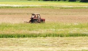 Traktor zapeljal čez 75-letnika