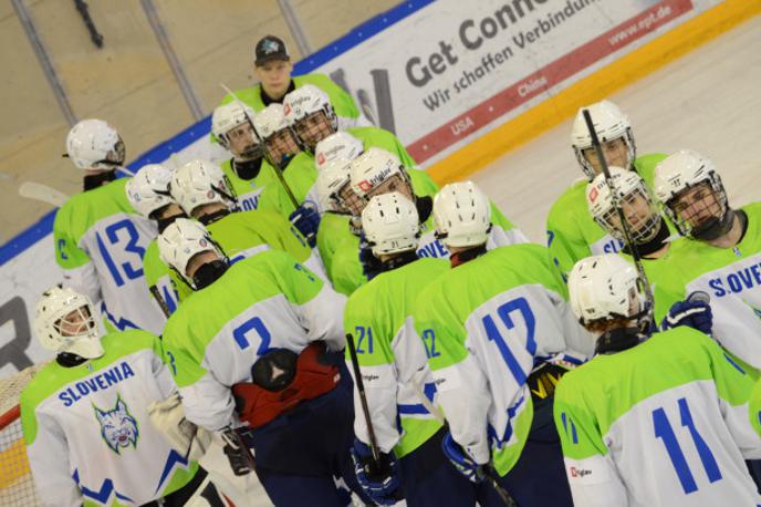 slovenska hokejska reprezentanca U18 | Mlada slovenska reprezentanca je na zadnji tekmi SP tretjega razreda z 1:7 priznala premoč Avstrijcem in osvojila predzadnje mesto. S točko manj so bili zadnji Britanci, ki so izpadli razred nižje, napredovali so Japonci. | Foto Hokejska zveza Slovenije