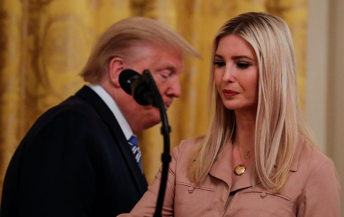 Donald in Ivanka Trump | Odhajajoči ameriški predsednik Donald Trump razmišlja o tem, da bi pomilostil sebe in svoje otroke (na fotografiji z Ivanko Trump). | Foto Reuters