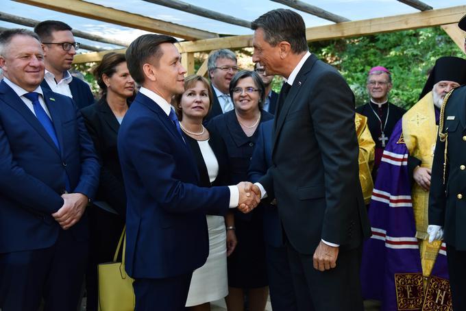 Rusko delegacijo na današnji proslavi pri Ruski kapelici je vodil ruski minister za digitalni razvoj, zveze in množične komunikacije Konstantin Noskov (na fotografiji levo). | Foto: STA ,