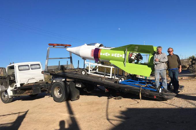 Saj ne, da bi Hughes iz svoje rakete resnično lahko videl ukrivljenost Zemlje, saj ne bi dosegla niti višine enega kilometra, v načrtu pa je bil manj kot 2,5 kilometra dolg polet. V zadnjih tednih je Hughes sicer tudi zelo omilil svoje širokoustenje o tem, da bo zaroti o okrogli Zemlji enkrat za vselej prišel do dna, pa čeprav na njegovi raketi piše FLAT EARTH.  | Foto: Facebook