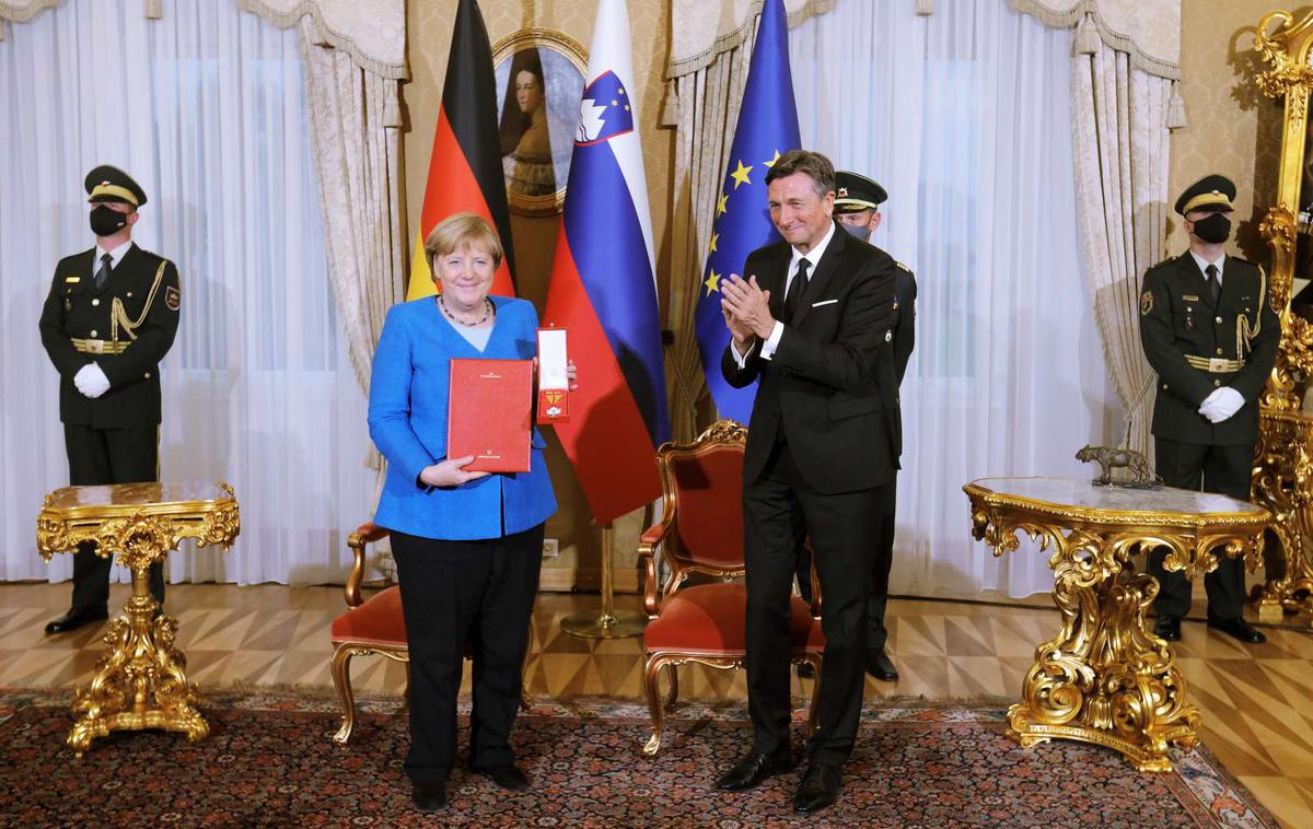 Pahor Merkel odlikovanje | Kanclerka je do rešitev vedno prihajala z iskanjem kompromisov, tudi z najbolj trdimi ali neprijetnimi sogovorniki je poskušala vedno najti dialog, je še pojasnil predsednik republike. | Foto STA