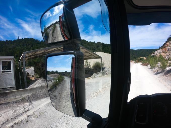 Naokrog kabine je mnogo ogledal za boljšo preglednost okrog vozila. Na terenu je treba kiperja kdaj manevrirati tudi na centimetre natančno. | Foto: Gregor Pavšič