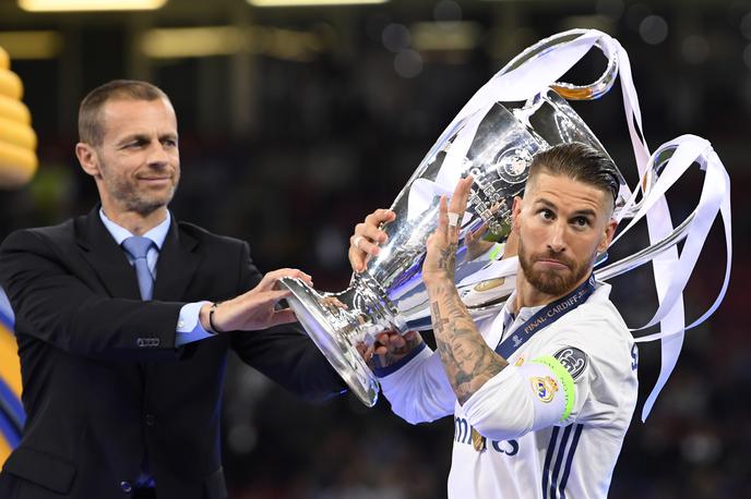 Čeferin Ramos | Naslov najboljšega brani Real Madrid. Tako je kapetan Sergio Ramos prejel pokal z rok predsednika Uefe Aleksandra Čeferina. | Foto Guliver/Getty Images