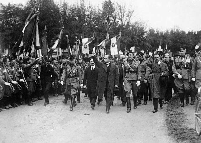 Zatiranje Slovencev in Hrvatov, ki so prišli pod Italijo po prvi svetovni vojni, se je še okrepilo, ko so leta 1922 prišli na oblast fašisti, ki jih je vodil Benito Mussolini (na fotografiji Mussolini na fašističnem shodu). Začelo se je načrtno raznarodovanje oziroma poitalijančevanje Slovencev, ki mu lahko rečemo tudi etnocid. Eden od stebrov fašizma oziroma italijanskega nacionalizma je bilo prepričanje, da je italijanska kultura večvredna od slovanske oziroma da so Slovani in Slovenci kot del njih barbari. A to ni bila zgolj italijanska posebnost, tudi številni na Zahodu so imeli italijansko kulturo za večvredno od npr. slovenske in hrvaške. Tudi v memorandumu britanskega zunanjega ministrstva iz februarja 1941 je zapisano, da imajo Italijani višjo kulturo od Slovencev in Hrvatov. To mnenje je vplivalo tudi na do Slovencev in Hrvatov nenaklonjeno britansko stališče glede italijansko-jugoslovanske meje. | Foto: Guliverimage