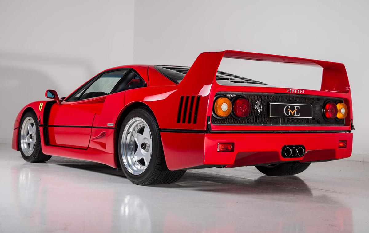 Ferrari F40 Eric Clapton | Ferrarijev F40 sodi med največje avtomobilske ikone. Izdelovali so ga med leti 1987 in 1992, poganjal pa ga je 2,9-litrski twin-turbo motor V8.