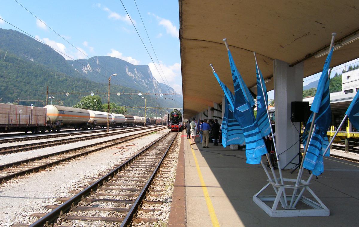 Železniška postaja Jesenice | Tuji revizorji so ugotovili, da je projektantska ocena stroškov projekta nadgradnje postaje prenizka ter ne odraža trenutnih tržnih cen v Avstriji in Nemčiji. | Foto STA