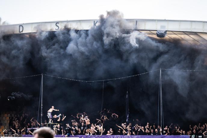 NK Maribor : NK Olimpija 1. SNL Viole | Ekipi Maribora so na dveh domačih tekmah izrekli prepoved prisotnosti gledalcev na delu stadiona, in sicer na južnem delu, kjer se nahaja domača navijaška skupina Viol. | Foto Jure Banfi/alesfevzer.com