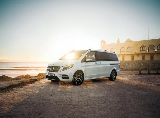 Mercedes-Benz razred V premijsko poslanstvo izkazuje na področju varnosti. Nabor asistenčnih sistemov je zelo dolg, od sistema aktivne zavorne asistence do pametnih polnih LED-žarometov, ki vedno svetijo z največjo močjo in ne zaslepijo nasprotnega prometa. | Foto: 