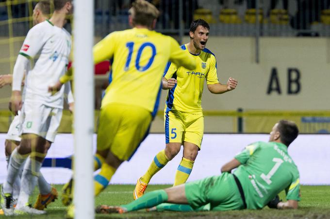 Na lokalnem derbiju v Domžalah je vsakemu klubu pripadel en polčas. Kapetan Olimpije Šporar je poskrbel za vodstvo gostov, v nadaljevanju pa je Darko Zec s pomočjo Dejana Kelharja izenačil na 1:1 in postavil končni rezultat. Gostitelji so bili nezadovoljni s sojenjem, saj so jim iz nepojasnjenih razlogov razveljavili zadetek. Pušnikova zasedba je stežka obdržala točko. Zadnje pol ure je igrala z igralcem manj, saj je rdeči karton prejel Nemanja Mitrović. | Foto: 