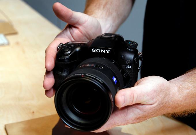 Prenovljen nabor digitalnih in digitalnih zrcalno-refleksnih fotoaparatov. Sony je predvsem na drugem področju v zadnjih letih postal resen tekmec Canonu in Nikonu, vodilnima v svetu DSLR fotografije. Fotoaparati serije Alfa se prodajajo odlično, v zadnjem letu pa je Sony nabor objektivov zanje razširil na nič manj kot 76 različnih. Pomanjkljivost raznovrstnosti objektivov je bila v zadnjem času namreč ena največjih kritik Sonyjevega fotografskega portfelja, je v Budimpešti razložil šef marketinga za fotoaparate Sony v Evropi Ben Pilling. | Foto: Reuters