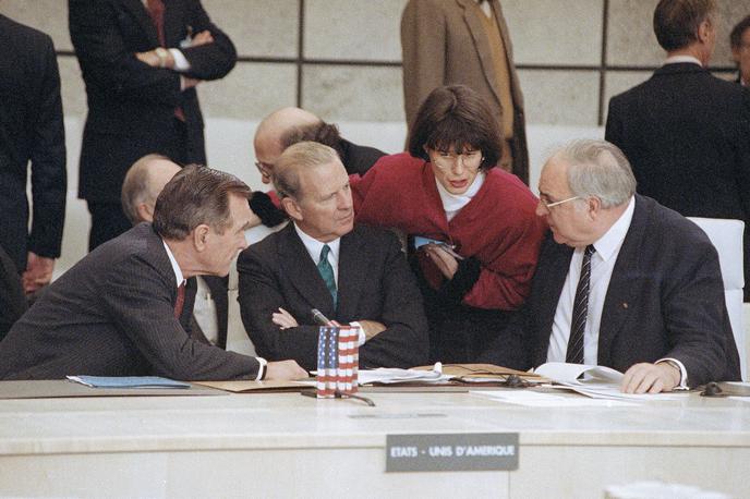 George Bush starejši, James Baker in Helmut Kohl | Nemčija in ZDA so bile na začetku glede osamosvajanja Slovenije na nasprotnih bregovih. Nemčija, ki jo je vodil krščanskodemokratski kancler Helmut Kohl (desno), je podpirala Slovenijo, ZDA, ki jim je predsedoval republikanec George Bush starejši (levo), pa so bile za ohranitev Jugoslavije. Med Kohlom in Bushem starejšim sedi takratni ameriški zunanji minister James Baker. | Foto Guliverimage