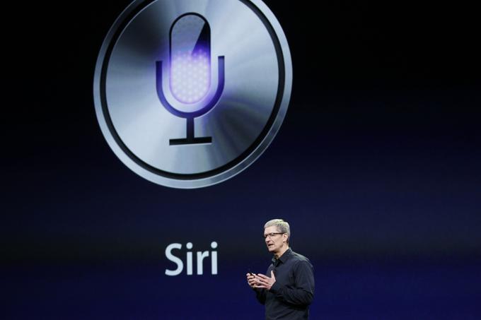 Siri, Applova digitalna pomočnica, ki domuje predvsem na pametnih telefonih iPhone, je verjetno najbolj znana komercialna umetna inteligenca na svetu. Tim Cook jo namerava v prihodnosti še izboljšati. Apple je zato pred kratkim kupil podjetji Turi in Emotient – prvi razvija algoritme, ki računalniku pomagajo, da sam izboljšuje svoje znanje, drugi pa programsko opremo za zelo natančno prepoznavanje izrazov na obrazu. | Foto: 