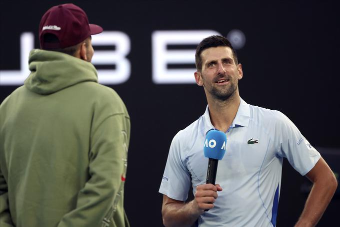 Novak Đoković po dvoboju. Intervjuval ga je Nick Kyrgios, ki je trenutno poškodovan. Srb mu je zaželel čimprejšnjo vrnitev. | Foto: Guliverimage