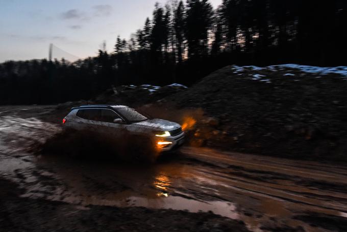 Na makadamskih in gozdnih cestah bi se z veseljem vozili v nedogled.  | Foto: Gašper Pirman