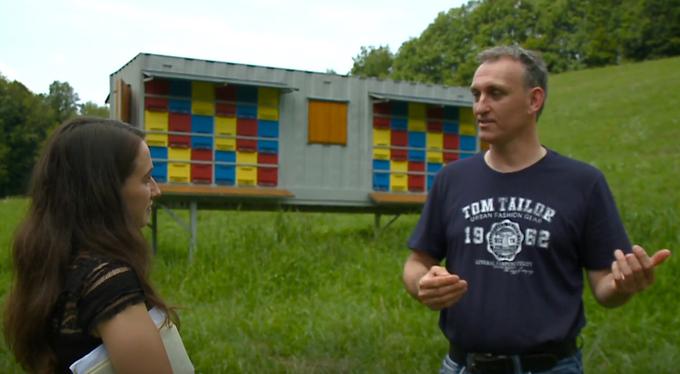 S prevozom v zabojnikih čebelam ponudi boljšo pašo, zato jih želi narediti še več. | Foto: Planet TV