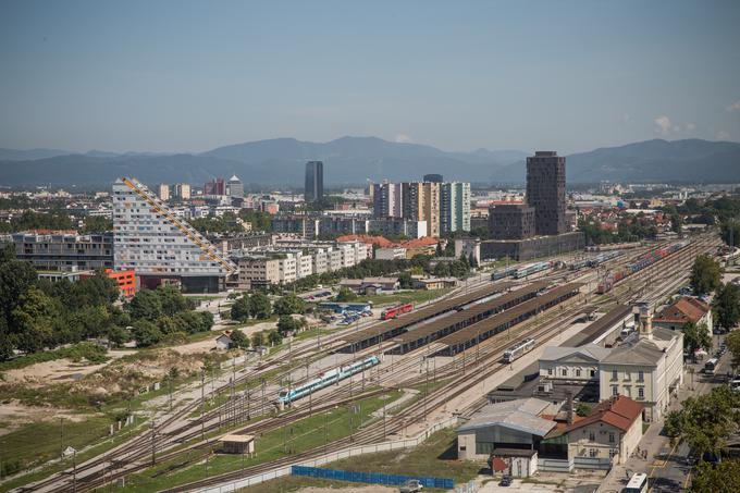 Ljubljana je močno obremenjena s tovornim železniškim prometom, zato imajo že dolgo brado načrti za gradnjo obvozne tovorne proge, ki bi po eni od najverjetnejših različic pod zemljo potekala od Dolgega mostu prek območja fakultet na Brdu ter pod Rožnikom naprej do Vižmarij, od koder bi progo nato speljali po severnem delu mesta do tovorne postaje v Zalogu. | Foto: Bor Slana