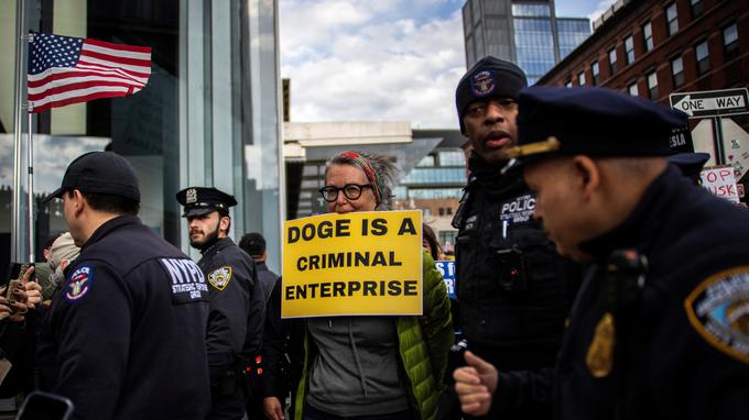 Tesla protest New York | Foto: Reuters