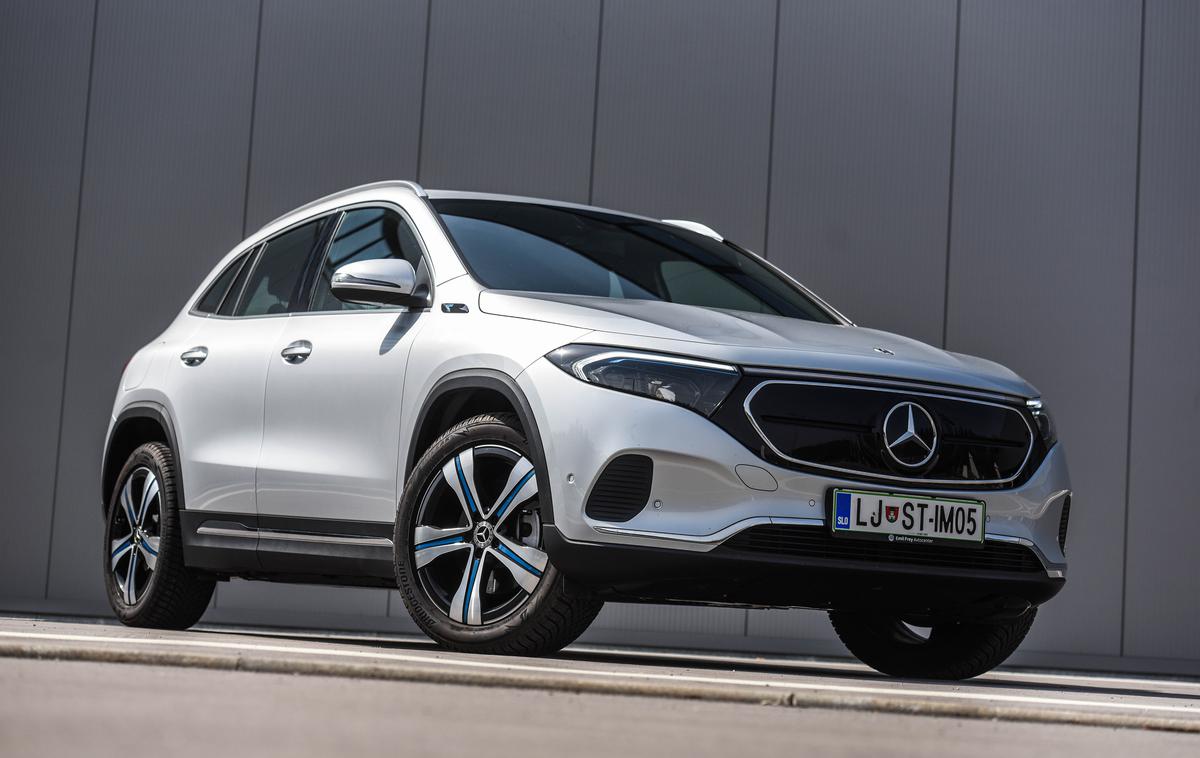 Mercedes-Benz EQA | EQA je pri Mercedes-Benzu vstopni model v svet elektromobilnosti. Osnovno poslanstvo opravi zelo dobro in tudi cena (za mercedesa) ni pretirana, tehnoloških presežkov pa ne ponuja.  | Foto Gašper Pirman