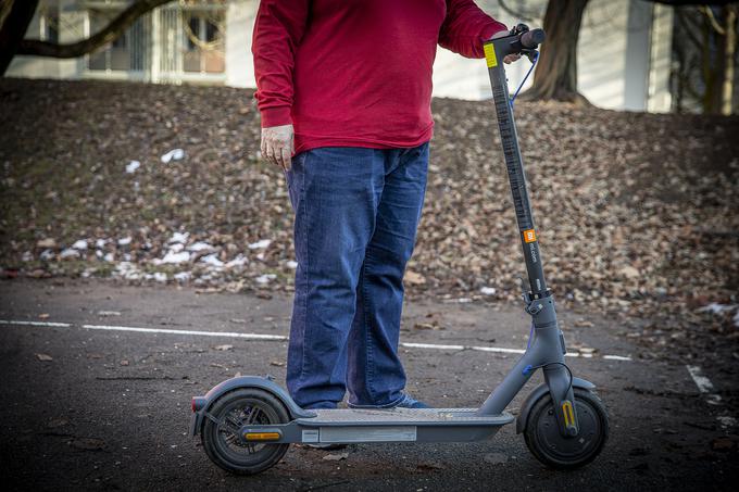 Platformi ne bi zamerili prav nič, če bi bila kakšen centimeter širša ter če bi bila njena površina malo manj zrezljana, saj bi tako "privlačila" manj umazanije. | Foto: Ana Kovač