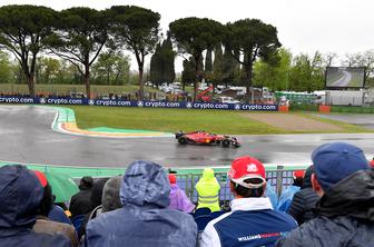 Deževen začetek v Imoli, a Ferrari ostaja številka 1