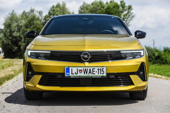 Z obliko motorne maske nekoliko spominja na nekdanjo opel manto. | Foto: Gašper Pirman