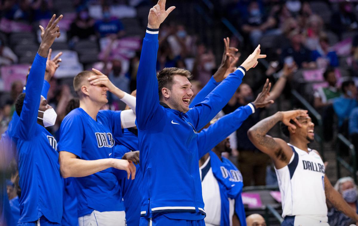 Luka Dončić | Luka Dončić se je veselil trojk Bobana Marjanovića. | Foto Guliverimage