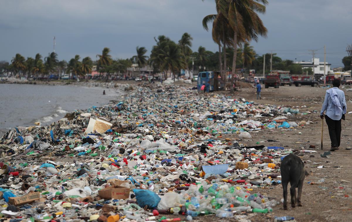 plastika embalaža odpadki smeti | Do leta 2030 je treba opustiti plastiko za enkratno uporabo. | Foto Reuters