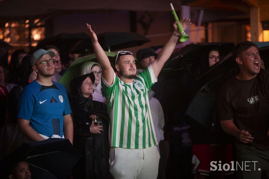 Spremljanje nogometne tekme Slovenija - Portugalska na POgačarjevem trgu v Ljubljani.