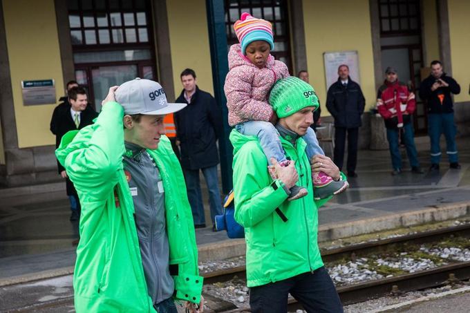 Petru Prevcu in Robertu Kranjcu je družbo na vlaku do Jesenic delala Robijeva hčerka Pika.Petru Prevcu in Robertu Kranjcu je družbo na vlaku do Jesenic delala Robijeva hčerka Pika. | Foto: Vid Ponikvar