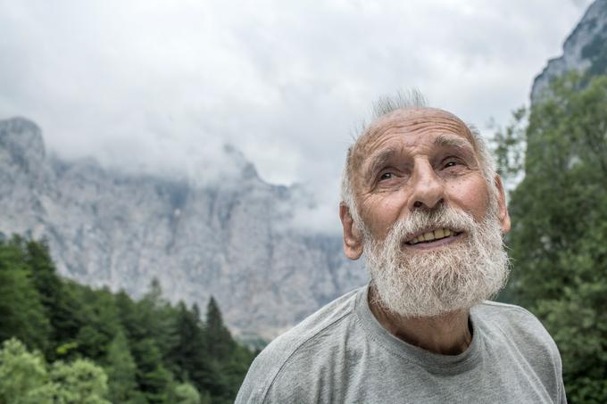 "Pri varovanju Aljaževega stolpa bi se bolj morali angažirati pazniki Triglavskega narodnega parka. Naj vsak teden eden opravijo krožno turo in počistijo okolico, ne pa da lovijo planince, ki prespijo v avtu. Preveč je prepovedi, ni pa njihove pomoči. Podobno velja za Zavod za varstvo kulturne dediščine. Same prepovedi ..." | Foto: Matej Povše