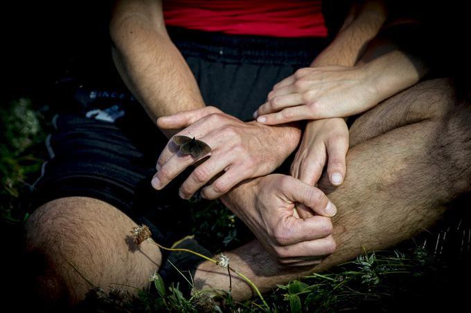 Življenje v naravi jima nadvse ustreza, enkrat v prihodnosti si želita imeti svojo kmetijo z živalmi. "Ne za zakol, ampak za druženje," pravita. | Foto: Ana Kovač