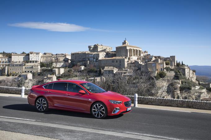 Na čudovitih francoskih cestah se je insignia GSi izkazala kot odlična izbira, saj je vsakodnevno uporaben stroj, ki pa navsezadnje rad prediha dizelska ali bencinska pljuča. | Foto: Opel