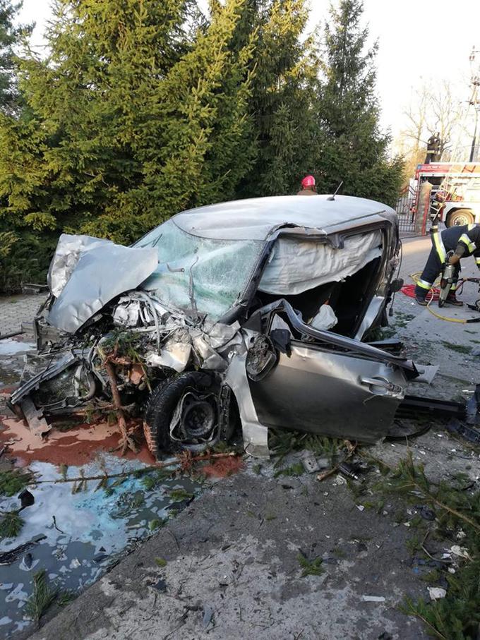 Policijsko poročilo navaja, da je avtomobil po preletu krožišča zadel še v več hiš in objektov.  | Foto: policija