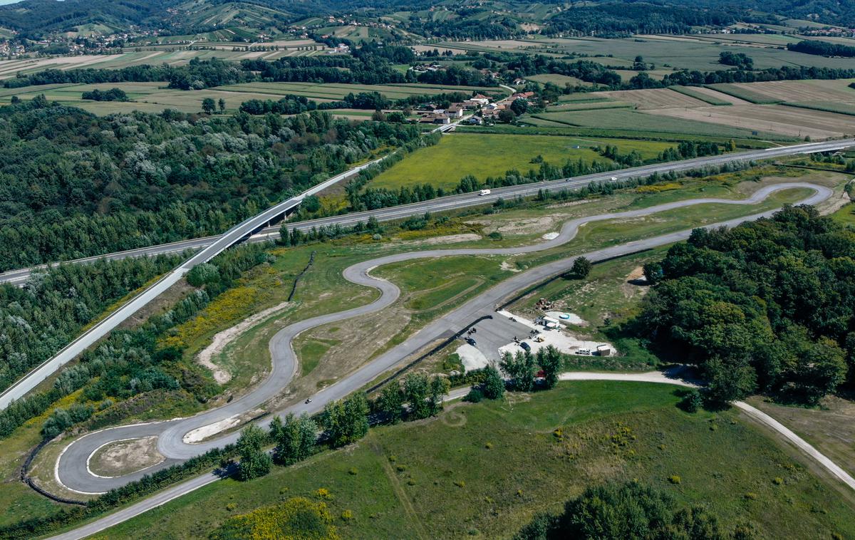 Lindauring | Steza je sicer dolga okroglih tisoč metrov in ima devet ovinkov – od tega štiri desne in pet levih. Štartno-ciljna ravnina je dolga kar 313 metrov. | Foto Lindauring