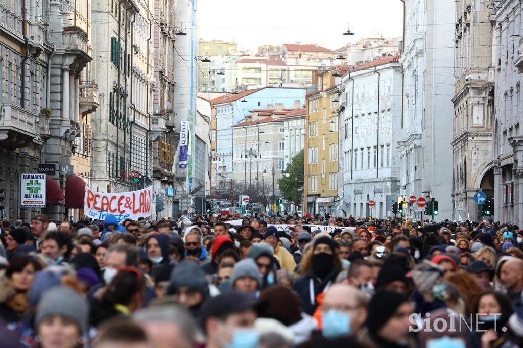 protest Trst proti covidnemu potrdilu 06112021